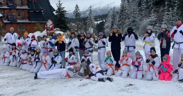 Zimowy obóz karate w górach 