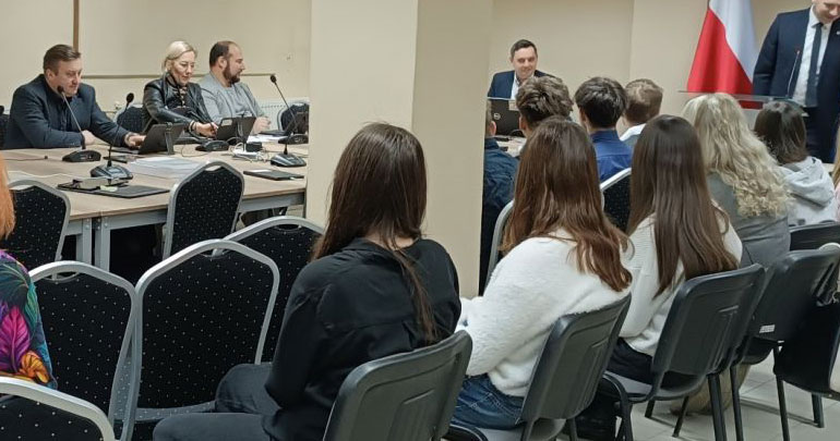 Uczniowie na sesji Rady Gminy Janowice Wielkie 