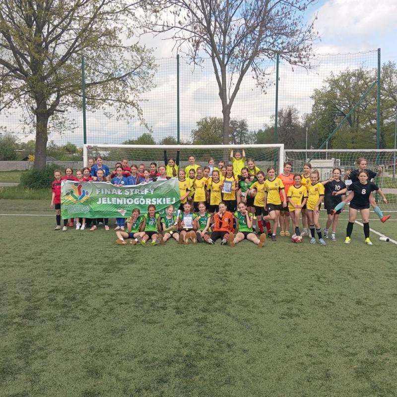 Janowickie piłkarki najlepsze w strefie jeleniogórskiej 