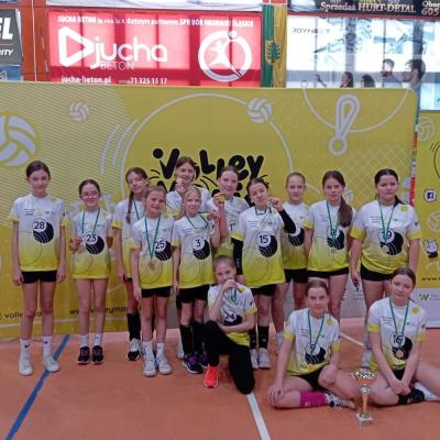 Bardzo dobry występ siatkarek UKS-u Sokoliki z Janowic Wielkich 