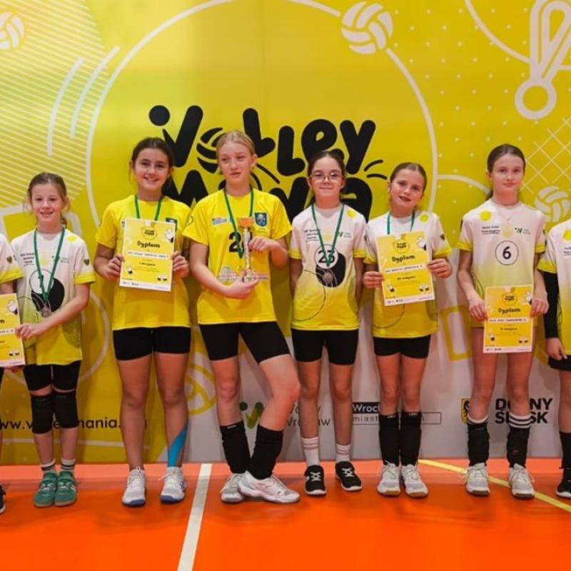 Rewelacyjny występ siatkarek UKS-u Sokoliki z Janowic Wielkich 