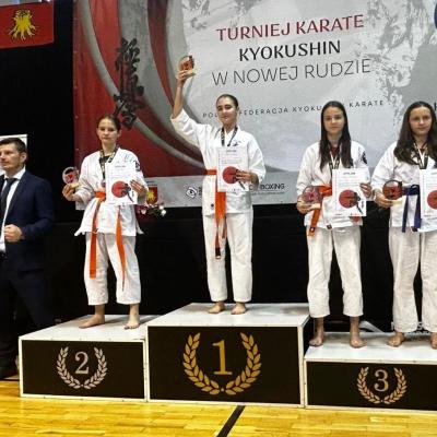 15 medali zawodników Kamiennogórskiego Klubu Oyama 